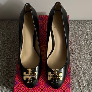 Authentic brand new in box Tory Burch black pumps size 6.5